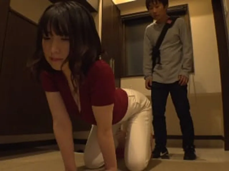 Ông xã lo làm việc, người vợ ở nhà lén lút với cậu thanh niên phòng bên